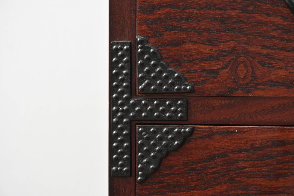 中古　美品!!　岩谷堂箪笥　漆塗り　あられ紋様の金具が目を惹く、和モダンな空間づくりにおすすめのサイドチェスト　(R-069686)