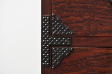 中古　美品!!　岩谷堂箪笥　漆塗り　あられ紋様の金具が目を惹く、和モダンな空間づくりにおすすめのサイドチェスト　(R-069686)