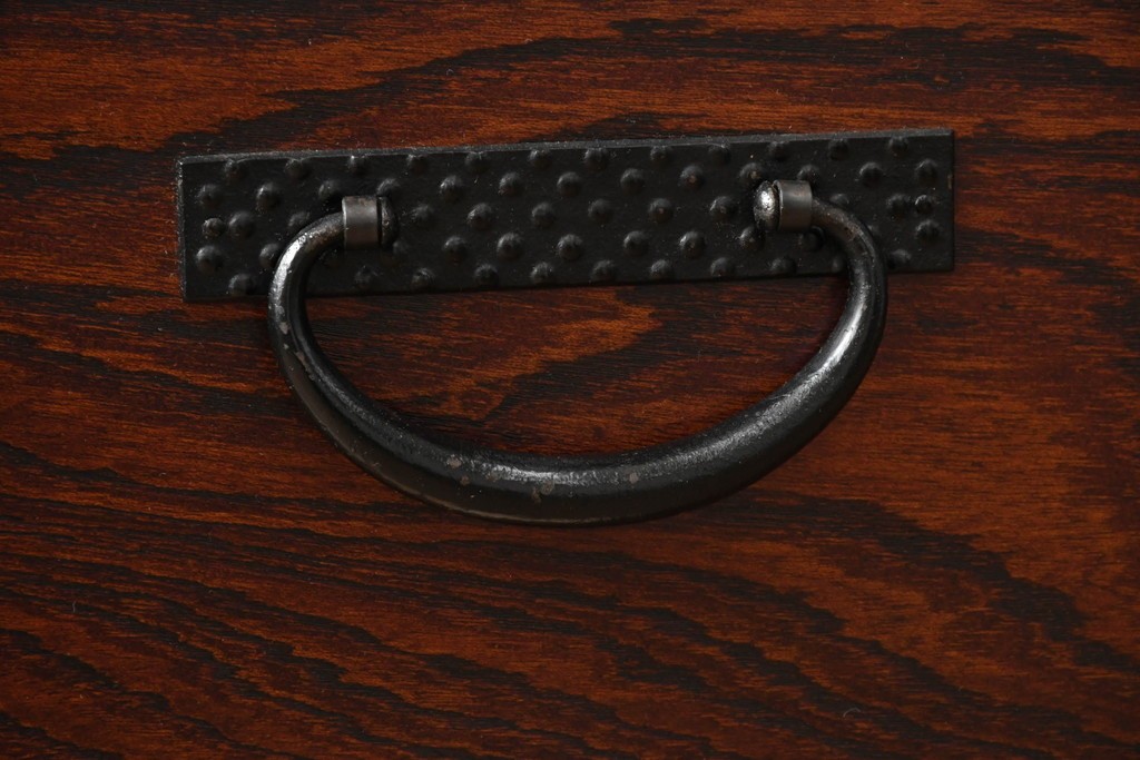 中古　美品!!　岩谷堂箪笥　漆塗り　あられ紋様の金具が目を惹く、和モダンな空間づくりにおすすめのサイドチェスト　(R-069686)