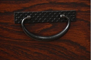 中古　美品!!　岩谷堂箪笥　漆塗り　あられ紋様の金具が目を惹く、和モダンな空間づくりにおすすめのサイドチェスト　(R-069686)