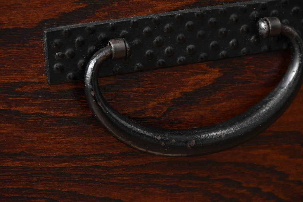 中古　美品!!　岩谷堂箪笥　漆塗り　あられ紋様の金具が目を惹く、和モダンな空間づくりにおすすめのサイドチェスト　(R-069686)