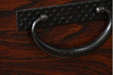 中古　美品!!　岩谷堂箪笥　漆塗り　あられ紋様の金具が目を惹く、和モダンな空間づくりにおすすめのサイドチェスト　(R-069686)