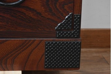 中古　美品!!　岩谷堂箪笥　漆塗り　あられ紋様の金具が目を惹く、和モダンな空間づくりにおすすめのサイドチェスト　(R-069686)