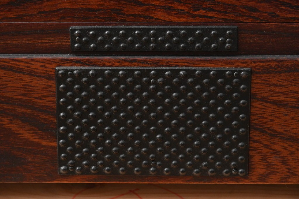 中古　美品!!　岩谷堂箪笥　漆塗り　あられ紋様の金具が目を惹く、和モダンな空間づくりにおすすめのサイドチェスト　(R-069686)