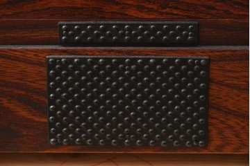 中古　美品!!　岩谷堂箪笥　漆塗り　あられ紋様の金具が目を惹く、和モダンな空間づくりにおすすめのサイドチェスト　(R-069686)