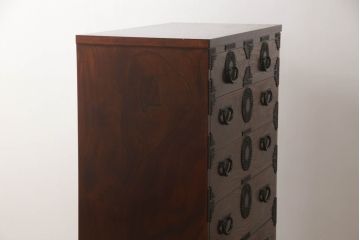 中古　美品!!　岩谷堂箪笥　漆塗り　あられ紋様の金具が目を惹く、和モダンな空間づくりにおすすめのサイドチェスト(引き出し、衣装箪笥、収納たんす、整理箪笥、和タンス)(R-069686)