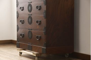 中古　美品!!　岩谷堂箪笥　漆塗り　あられ紋様の金具が目を惹く、和モダンな空間づくりにおすすめのサイドチェスト(引き出し、衣装箪笥、収納たんす、整理箪笥、和タンス)(R-069686)