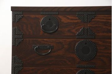 中古　美品!!　岩谷堂箪笥　漆塗り　あられ紋様の金具が目を惹く、和モダンな空間づくりにおすすめのサイドチェスト(引き出し、衣装箪笥、収納たんす、整理箪笥、和タンス)(R-069686)