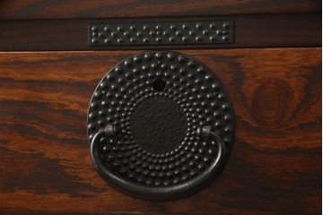 中古　美品!!　岩谷堂箪笥　漆塗り　あられ紋様の金具が目を惹く、和モダンな空間づくりにおすすめのサイドチェスト(引き出し、衣装箪笥、収納たんす、整理箪笥、和タンス)(R-069686)