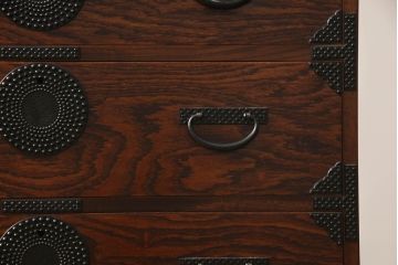 中古　美品!!　岩谷堂箪笥　漆塗り　あられ紋様の金具が目を惹く、和モダンな空間づくりにおすすめのサイドチェスト(引き出し、衣装箪笥、収納たんす、整理箪笥、和タンス)(R-069686)