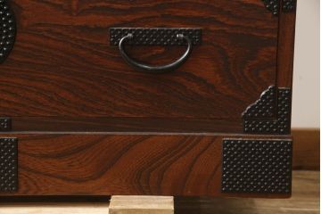 中古　美品!!　岩谷堂箪笥　漆塗り　あられ紋様の金具が目を惹く、和モダンな空間づくりにおすすめのサイドチェスト(引き出し、衣装箪笥、収納たんす、整理箪笥、和タンス)(R-069686)
