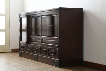 中古　美品!!　国産　手造り　民芸家具　欅(ケヤキ)材　和の趣溢れる佇まいが魅力の水屋箪笥サイドボード(収納棚、戸棚、サイドキャビネット、引き出し、食器棚)(R-069687)