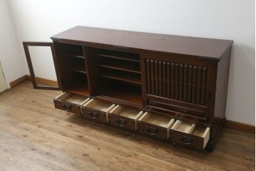 中古　美品!!　国産　手造り　民芸家具　欅(ケヤキ)材　和の趣溢れる佇まいが魅力の水屋箪笥サイドボード(収納棚、戸棚、サイドキャビネット、引き出し、食器棚)(R-069687)