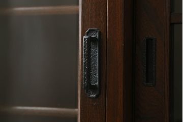 中古　美品!!　国産　手造り　民芸家具　欅(ケヤキ)材　和の趣溢れる佇まいが魅力の水屋箪笥サイドボード(収納棚、戸棚、サイドキャビネット、引き出し、食器棚)(R-069687)