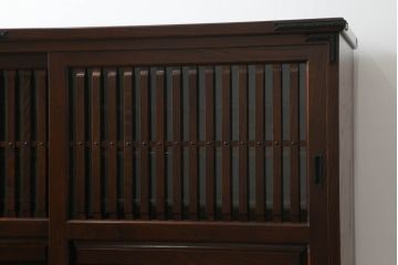 中古　美品!!　国産　手造り　民芸家具　欅(ケヤキ)材　和の趣溢れる佇まいが魅力の水屋箪笥サイドボード(収納棚、戸棚、サイドキャビネット、引き出し、食器棚)(R-069687)