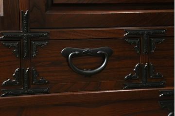 中古　美品!!　国産　手造り　民芸家具　欅(ケヤキ)材　和の趣溢れる佇まいが魅力の水屋箪笥サイドボード(収納棚、戸棚、サイドキャビネット、引き出し、食器棚)(R-069687)