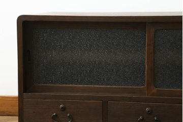 和製アンティーク　ノスタルジックな雰囲気を醸し出すダイヤガラス入り桐箪笥ローボード(サイドボード、サイドキャビネット、テレビ台、テレビボード、収納棚、戸棚)(R-069689)
