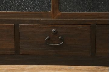 和製アンティーク　ノスタルジックな雰囲気を醸し出すダイヤガラス入り桐箪笥ローボード(サイドボード、サイドキャビネット、テレビ台、テレビボード、収納棚、戸棚)(R-069689)