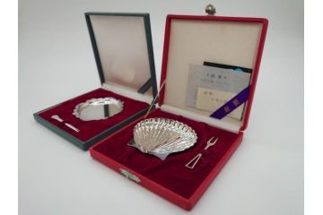 昭和レトロ　銀座和光(WAKO)　SILVER970・950　銀製　総重量約53g　レモン皿・フォーク(ピック)2点セット(箱付き、レモントレー、小皿、銀食器、シェルモチーフ)(R-069697)