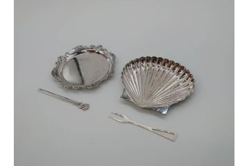 昭和レトロ　銀座和光(WAKO)　SILVER970・950　銀製　総重量約53g　レモン皿・フォーク(ピック)2点セット(箱付き、レモントレー、小皿、銀食器、シェルモチーフ)(R-069697)