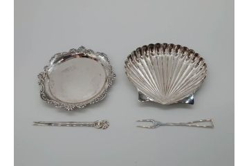 昭和レトロ　銀座和光(WAKO)　SILVER970・950　銀製　総重量約53g　レモン皿・フォーク(ピック)2点セット(箱付き、レモントレー、小皿、銀食器、シェルモチーフ)(R-069697)