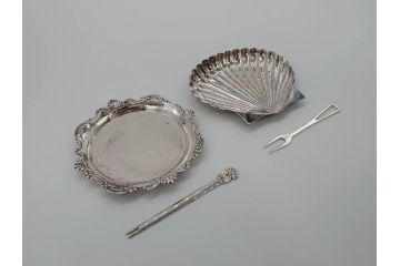 昭和レトロ　銀座和光(WAKO)　SILVER970・950　銀製　総重量約53g　レモン皿・フォーク(ピック)2点セット(箱付き、レモントレー、小皿、銀食器、シェルモチーフ)(R-069697)