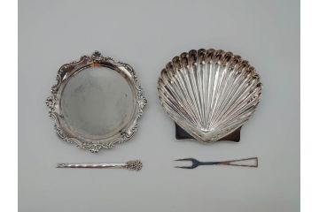 昭和レトロ　銀座和光(WAKO)　SILVER970・950　銀製　総重量約53g　レモン皿・フォーク(ピック)2点セット(箱付き、レモントレー、小皿、銀食器、シェルモチーフ)(R-069697)