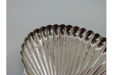 昭和レトロ　銀座和光(WAKO)　SILVER970・950　銀製　総重量約53g　レモン皿・フォーク(ピック)2点セット(箱付き、レモントレー、小皿、銀食器、シェルモチーフ)(R-069697)