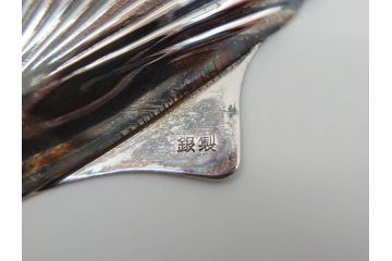 昭和レトロ　銀座和光(WAKO)　SILVER970・950　銀製　総重量約53g　レモン皿・フォーク(ピック)2点セット(箱付き、レモントレー、小皿、銀食器、シェルモチーフ)(R-069697)