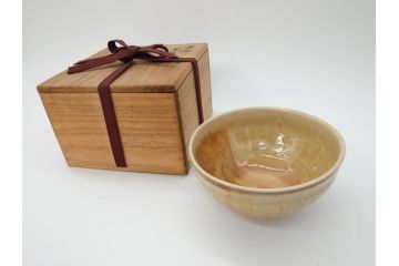 利岡光仙　九谷光仙窯　自銘「瑞光」　黄釉　茶碗(共箱付き、和食器、茶道具、茶器)(R-069701)
