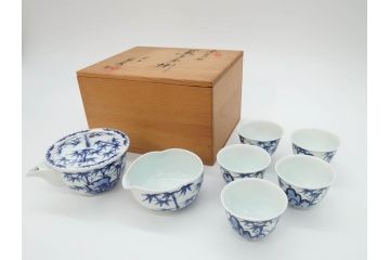 平安　京泉作　染付　岩竹絵のデザインが目を惹く煎茶器セット(急須、湯冷まし、湯呑み5客、共箱付き、和食器、茶道具、茶器)(R-069704)