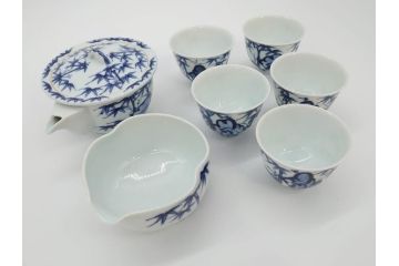 平安　京泉作　染付　岩竹絵のデザインが目を惹く煎茶器セット(急須、湯冷まし、湯呑み5客、共箱付き、和食器、茶道具、茶器)(R-069704)