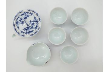 平安　京泉作　染付　岩竹絵のデザインが目を惹く煎茶器セット(急須、湯冷まし、湯呑み5客、共箱付き、和食器、茶道具、茶器)(R-069704)