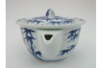 平安　京泉作　染付　岩竹絵のデザインが目を惹く煎茶器セット(急須、湯冷まし、湯呑み5客、共箱付き、和食器、茶道具、茶器)(R-069704)