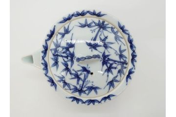 平安　京泉作　染付　岩竹絵のデザインが目を惹く煎茶器セット(急須、湯冷まし、湯呑み5客、共箱付き、和食器、茶道具、茶器)(R-069704)