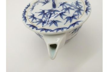 平安　京泉作　染付　岩竹絵のデザインが目を惹く煎茶器セット(急須、湯冷まし、湯呑み5客、共箱付き、和食器、茶道具、茶器)(R-069704)