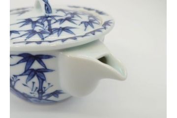平安　京泉作　染付　岩竹絵のデザインが目を惹く煎茶器セット(急須、湯冷まし、湯呑み5客、共箱付き、和食器、茶道具、茶器)(R-069704)