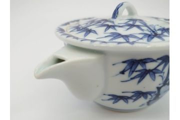 平安　京泉作　染付　岩竹絵のデザインが目を惹く煎茶器セット(急須、湯冷まし、湯呑み5客、共箱付き、和食器、茶道具、茶器)(R-069704)