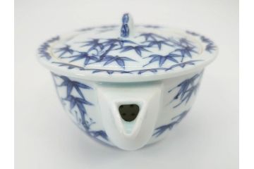 平安　京泉作　染付　岩竹絵のデザインが目を惹く煎茶器セット(急須、湯冷まし、湯呑み5客、共箱付き、和食器、茶道具、茶器)(R-069704)
