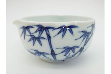 平安　京泉作　染付　岩竹絵のデザインが目を惹く煎茶器セット(急須、湯冷まし、湯呑み5客、共箱付き、和食器、茶道具、茶器)(R-069704)