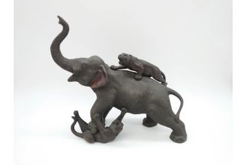 金工師　塚原常光作　象とライオンの戦い　高さ34cm　重量約6.2kg　ブロンズ像(ゾウ1体、トラ2体、置物、オブジェ)(R-069708)