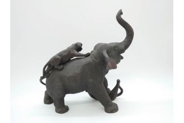 金工師　塚原常光作　象とライオンの戦い　高さ34cm　重量約6.2kg　ブロンズ像(ゾウ1体、トラ2体、置物、オブジェ)(R-069708)