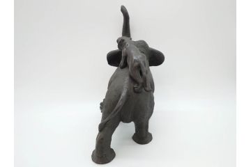 金工師　塚原常光作　象とライオンの戦い　高さ34cm　重量約6.2kg　ブロンズ像(ゾウ1体、トラ2体、置物、オブジェ)(R-069708)