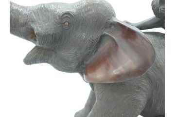 金工師　塚原常光作　象とライオンの戦い　高さ34cm　重量約6.2kg　ブロンズ像(ゾウ1体、トラ2体、置物、オブジェ)(R-069708)