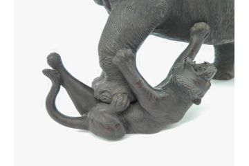 金工師　塚原常光作　象とライオンの戦い　高さ34cm　重量約6.2kg　ブロンズ像(ゾウ1体、トラ2体、置物、オブジェ)(R-069708)