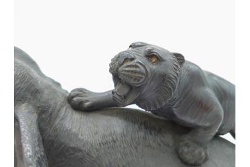 金工師　塚原常光作　象とライオンの戦い　高さ34cm　重量約6.2kg　ブロンズ像(ゾウ1体、トラ2体、置物、オブジェ)(R-069708)