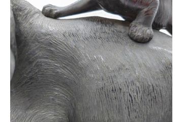 金工師　塚原常光作　象とライオンの戦い　高さ34cm　重量約6.2kg　ブロンズ像(ゾウ1体、トラ2体、置物、オブジェ)(R-069708)
