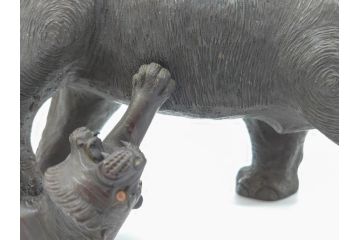 金工師　塚原常光作　象とライオンの戦い　高さ34cm　重量約6.2kg　ブロンズ像(ゾウ1体、トラ2体、置物、オブジェ)(R-069708)