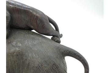 金工師　塚原常光作　象とライオンの戦い　高さ34cm　重量約6.2kg　ブロンズ像(ゾウ1体、トラ2体、置物、オブジェ)(R-069708)