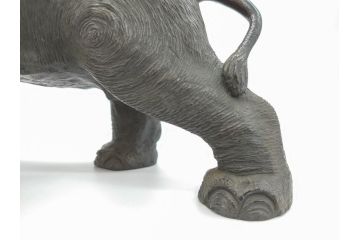 金工師　塚原常光作　象とライオンの戦い　高さ34cm　重量約6.2kg　ブロンズ像(ゾウ1体、トラ2体、置物、オブジェ)(R-069708)